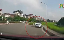 Lái xe đi ngược chiều, chặn xe đi đúng chiều
