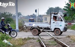 Nhiều lái xe cố tình phạm luật, đe dọa ATGT đường sắt | Bản tin Tàu và Xe | 09/04/2025