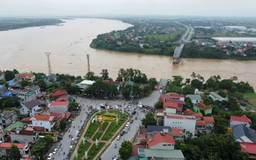 Sập cầu Phong Châu - Phú Thọ: 10 ô tô, 2 xe máy rơi xuống sông, 13 người mất tích