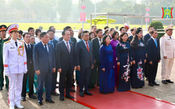 Lãnh đạo TP tưởng niệm Chủ tịch Hồ Chí Minh và các anh hùng liệt sĩ