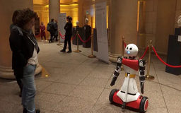 Nhân viên robot đầu tiên tại đền thờ ở Rome, Italia