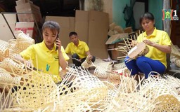 Các làng nghề mây tre đan sản xuất giỏ quà Tết