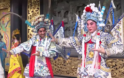 Du khách thích thú với trải nghiệm hoá trang tại Trung Quốc