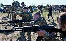 Ukraine đề xuất cho phụ nữ nhập ngũ