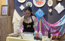 Trải nghiệm 'nhuộm khăn tơ tằm'