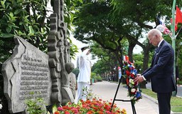 Tổng thống Hoa Kỳ thăm bức phù điêu bên hồ Trúc Bạch