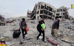 Người Palestine chạy trốn cuộc tấn công của Israel