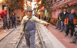 Nghề 'đếm bước chân mình' trên đường ray tàu hỏa