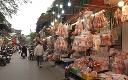 Ngõ nhỏ bán đồ lưu niệm
