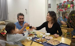 Người nước ngoài ăn Tết Việt