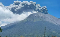 Núi lửa Kanlaon bất ngờ phun trào ở Philippines
