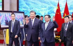 Thủ tướng Phạm Minh Chính và Tổng Bí thư, Chủ tịch nước Trung Quốc Tập Cận Bình tham quan trưng bày ảnh về quan hệ Việt - Trung