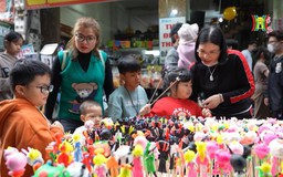 Đi 'chợ hai nhăm', chợ Tết trẻ em