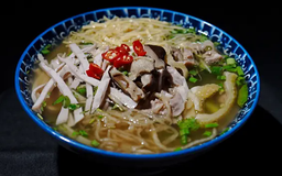 Lên phố cổ ăn bún thang