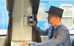 Từ 15/9, khách đi tàu có thể quét mã QR mua hàng