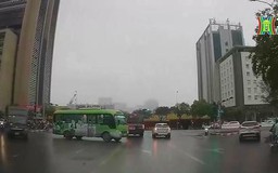 Xe buýt vượt đèn đỏ gây nguy hiểm cho các phương tiện