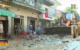Tình nguyên viên hỗ trợ thành phố Yên Bái dọn bùn lũ