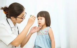 Chú ý các bệnh ở mắt khi trẻ mắc cúm, sởi