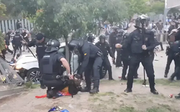 Lao xe vào đám đông bên ngoài sân bóng ở Barcelona
