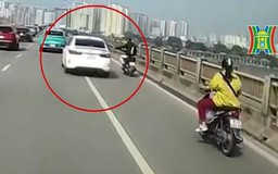 Ô tô chèn xe máy khi bị nhắc nhở đi sai làn