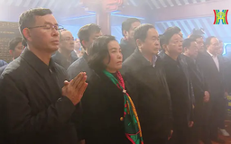 Chủ tịch Quốc hội dâng hương tưởng niệm Chủ tịch Hồ Chí Minh