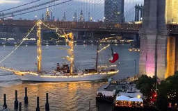 Tàu hải quân Mexico gặp nạn khi qua cầu Brooklyn, New York