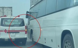Xe khách lấn làn chặn xe cứu thương