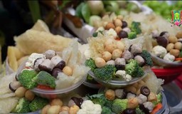 Người Hà Nội tất bật mua sắm cho ngày Tất niên