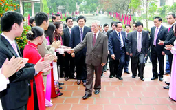 Quê hương nghĩa trọng tình cao