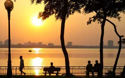 Vô định bước chân khi qua chốn cũ