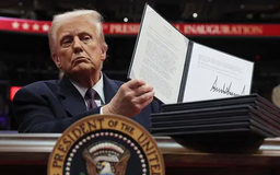Tổng thống Trump nhanh chóng ký các sắc lệnh mới