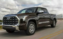 Toyota gọi sửa chữa hơn 400.000 xe bán tải lỗi đèn lùi