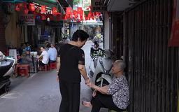 Nhịp sống trên phố Hàng Hòm