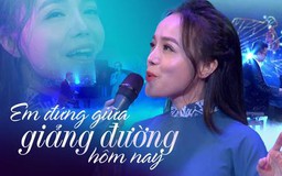 Em đứng giữa giảng đường hôm nay