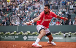 Djokovic thắng trận đầu tiên trên mặt sân đất nện năm 2025