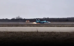 Su-34 của Nga hạ cánh ngoạn mục bằng bụng