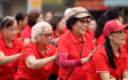 Người cao tuổi tập thể dục buổi sáng