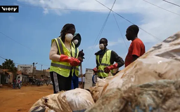 Kỹ sư Cameroon tái chế rác thải thành gạch lát