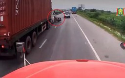 Nguy hiểm khi chuyển làn thiếu quan sát