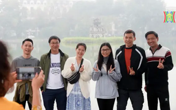 Chụp ảnh bên hồ Gươm