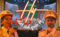 Hát dưới ánh quân kỳ