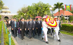 Dâng hương tưởng niệm các anh hùng liệt sĩ tại Điện Biên