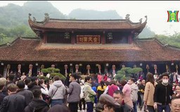 Người dân phấn khởi trẩy hội sau hơn 2 năm COVID-19