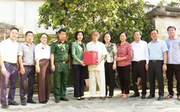 Lãnh đạo HĐND Thành phố thăm, tặng quà gia đình chính sách
