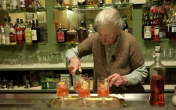 Italia: Nữ bartender 101 tuổi vẫn chưa nghỉ hưu