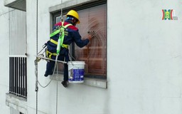 Những người treo mình ngoài cửa sổ