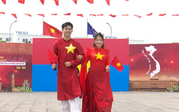 Áo dài cờ đỏ sao vàng mừng 50 năm ngày thống nhất đất nước