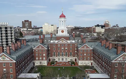 Ông Trump hoãn thu hồi quyền tuyển sinh quốc tế của Harvard