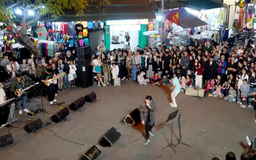 Chơi nhạc ở Hồ Gươm
