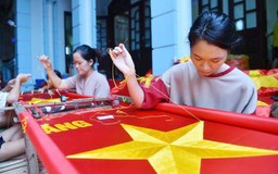 Những bàn tay thêu cờ Tổ quốc